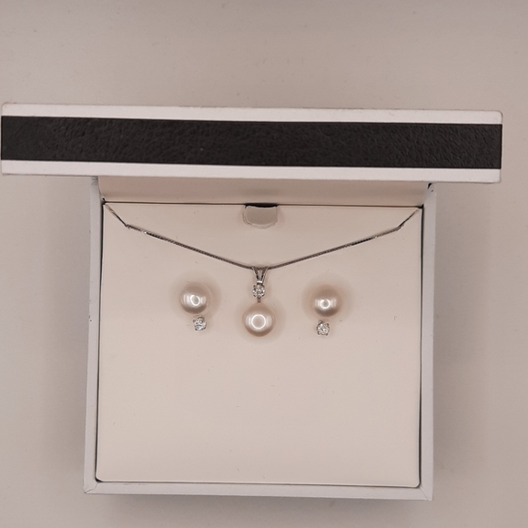NWT Macys Pearl Necklace Set - Picture 2 of 6
